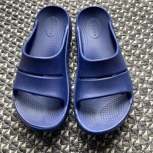 OOFOS OOahh Slids Sandals | Navy | M6/W8